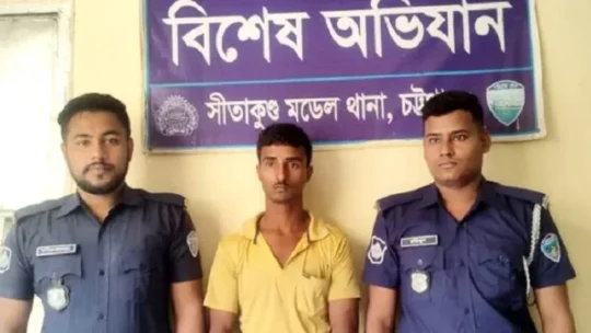 ব্যাগ তল্লাশি করে মিললো ইয়াবা, পুলিশ দেখে পালানোর চেষ্টা