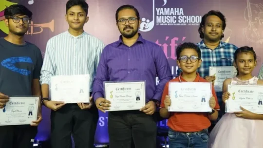 সনদ বিতরণ ইয়ামাহা মিউজিক স্কুলের শিক্ষার্থীদের মধ্যে