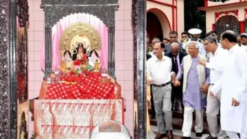 ঢাকেশ্বরী মন্দির পরিদর্শন করলেন‌ ড. ইউনূস