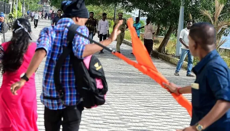 মোরাল পুলিশিং এর নামে জবরদস্তি ইসলামসম্মত নয়
